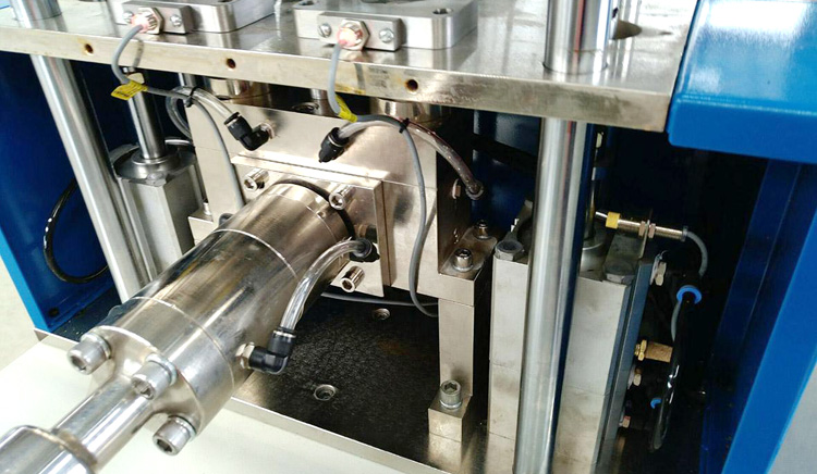 液體硅膠注射機怎么正確的使用？